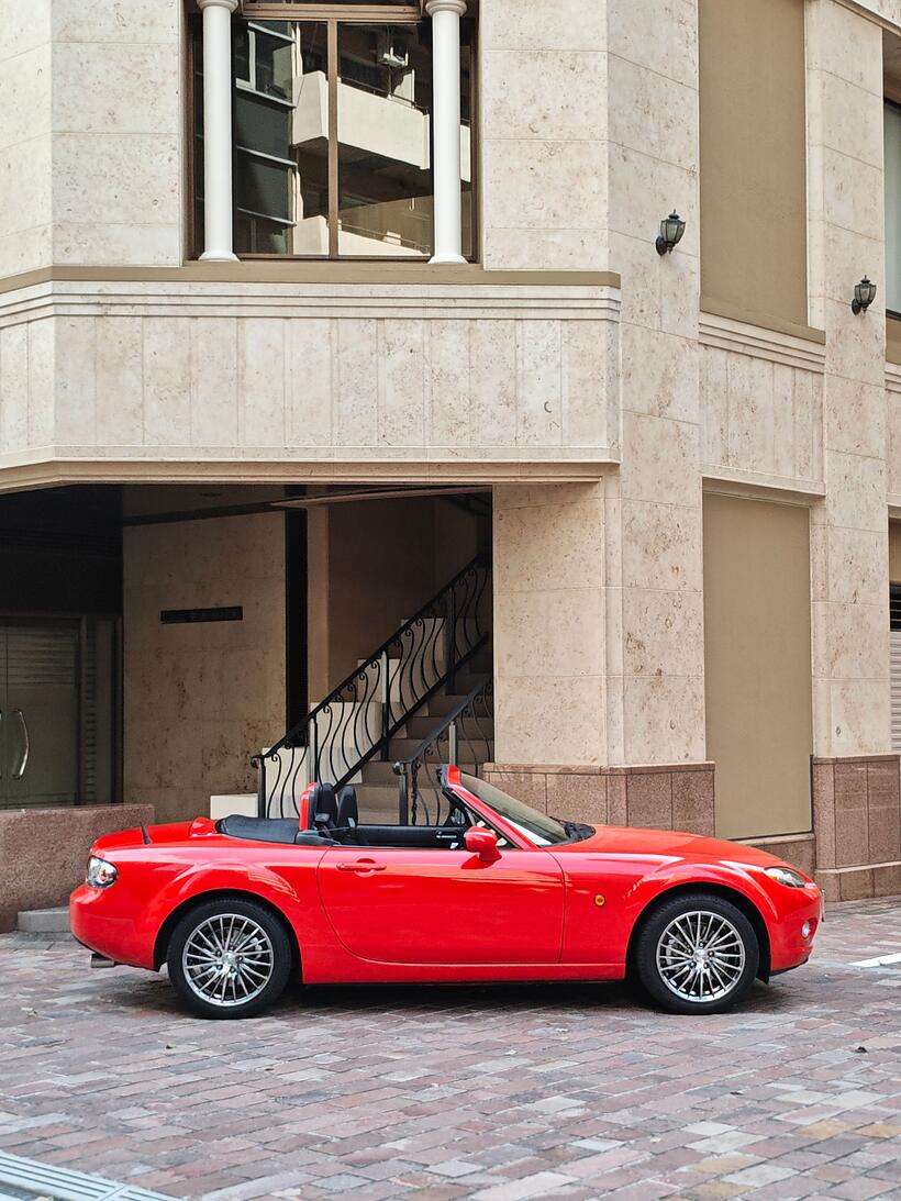 Roter Mazda MX-5 NC im Seitenprofil