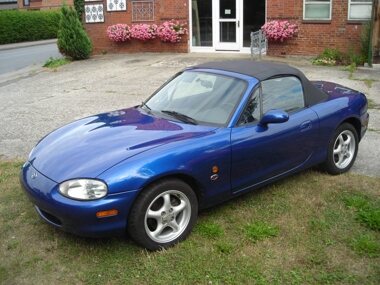 Blauer Mazda MX-5 NB mit Hardtop